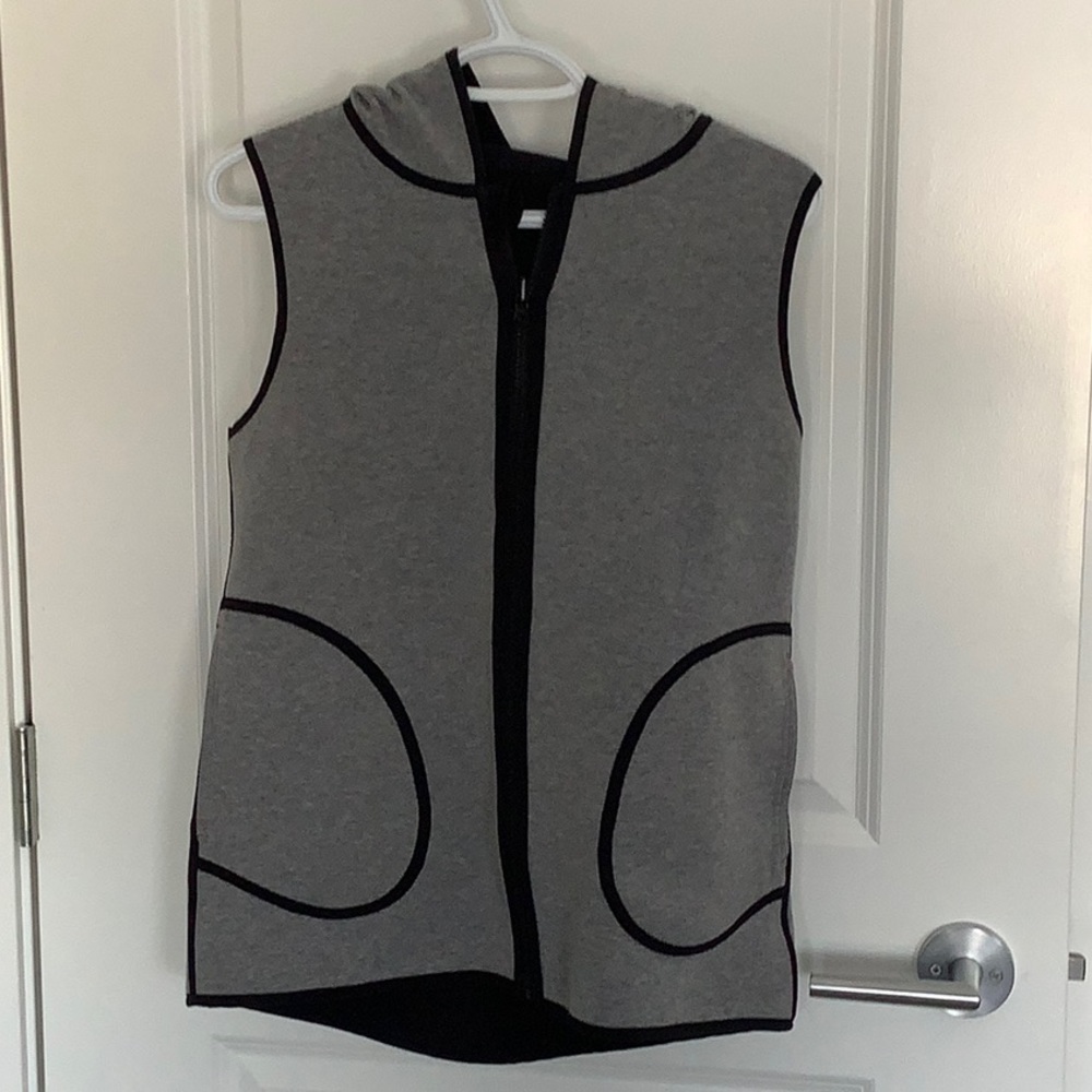 LuluLemon hooded reversible size 6 black and grey vest